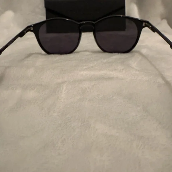 Privé Revaux Black Sunglasses - Picture 3 of 3